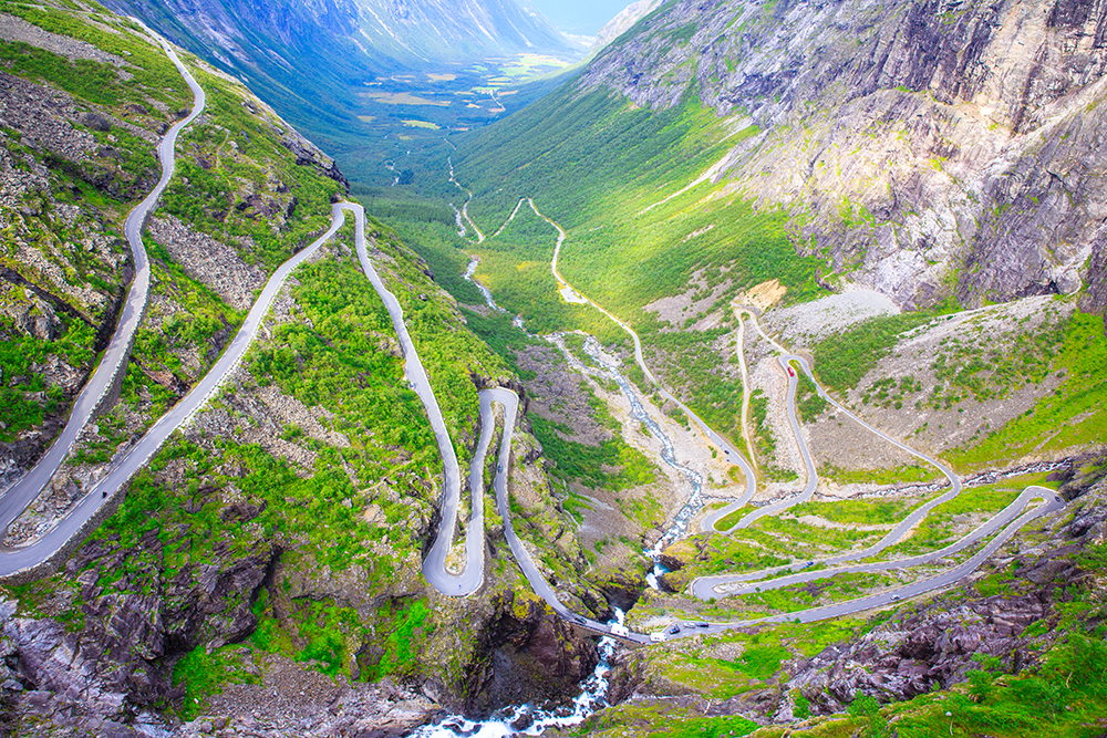 resize-image climbs trollstigen