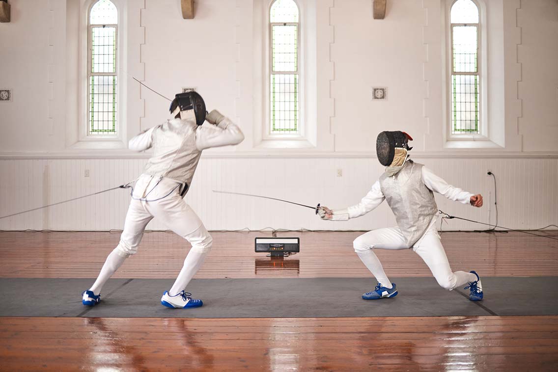 2 fencers bouting