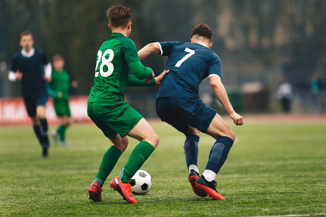 2 football players tackling