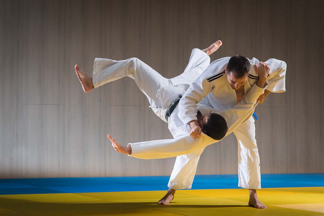 2 judo fighters on mat