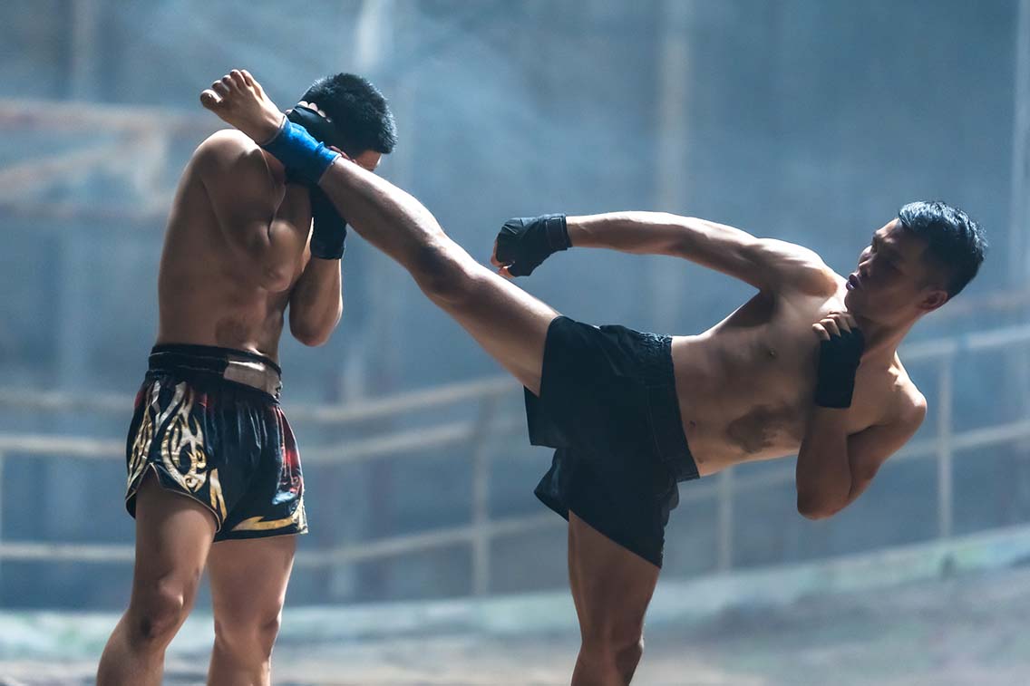 2 muay thai boxers in combat