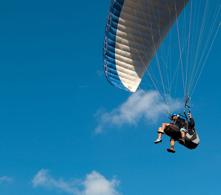 Tandem paragliders flying