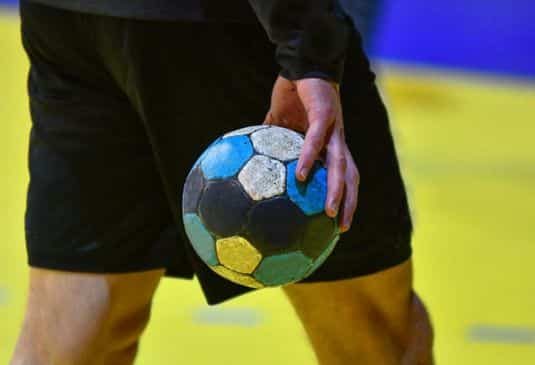 Tchoukball player holding a ball